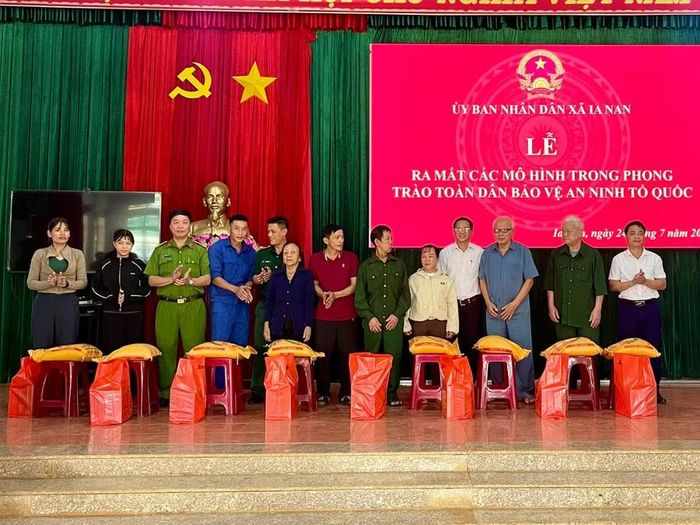  Trao quà cho thân nhân liệt sĩ, người có công với cách mạng trên địa bàn xã Ia Nan. Ảnh: Thúy Trinh 