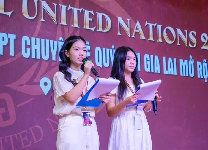 Năm nay, hội nghị tổ chức 3 hội đồng mô phỏng với nhiều chủ đề thời sự và lịch sử. Ảnh: H.Đ