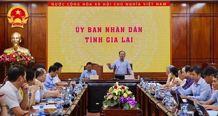  Chủ tịch UBND tỉnh Phạm Anh Tuấn yêu cầu các sở ngành, địa phương tập trung 4 nhóm giải pháp bảo đảm trật tự ATGT những tháng cuối năm. Ảnh: N.L 