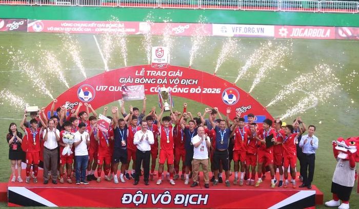  U17 PVF lên ngôi vô địch với phần thưởng 100 triệu đồng. Ảnh: Văn Ngọc 
