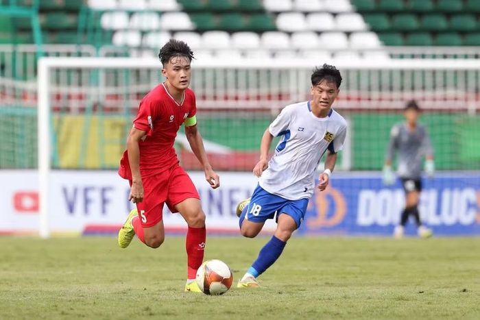  U17 Huế (phải) hoàn toàn bất lực trước U17 PVF. Ảnh: Văn Ngọc 