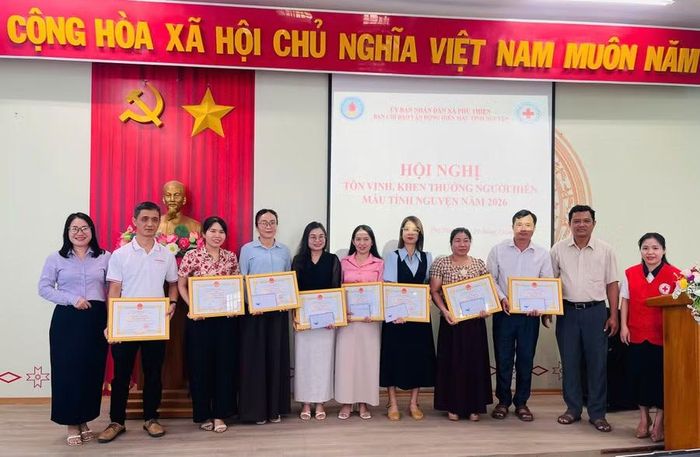 Các cá nhân được Chủ tịch UBND xã tặng giấy khen vì có thành tích tiêu biểu trong công tác hiến máu tình nguyện năm 2026. Ảnh: Vũ Chi