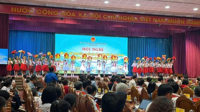 Chương trình đề ra nhiều nhóm nhiệm vụ, giải pháp trọng tâm như hoàn thiện quy định pháp luật và cơ chế, chính sách về bảo vệ trẻ em; đổi mới công tác tuyên truyền, giáo dục pháp luật; nâng cao năng lực đội ngũ làm công tác bảo vệ trẻ em. Ảnh: Phương Vi
