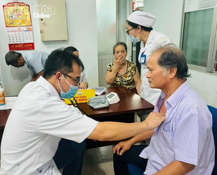 Bác sĩ Trung tâm Y tế khu vực Diên Khánh kiểm tra sức khỏe cho người dân tới khám tại chương trình.
