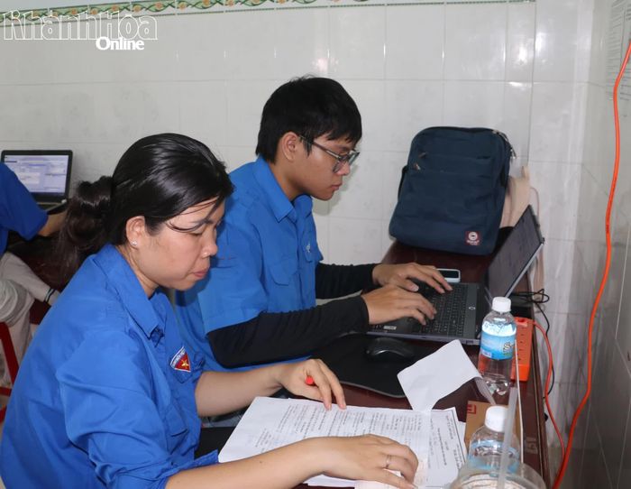 Các đoàn viên, thanh niên hỗ trợ nhập dữ liệu người dân đến khám.