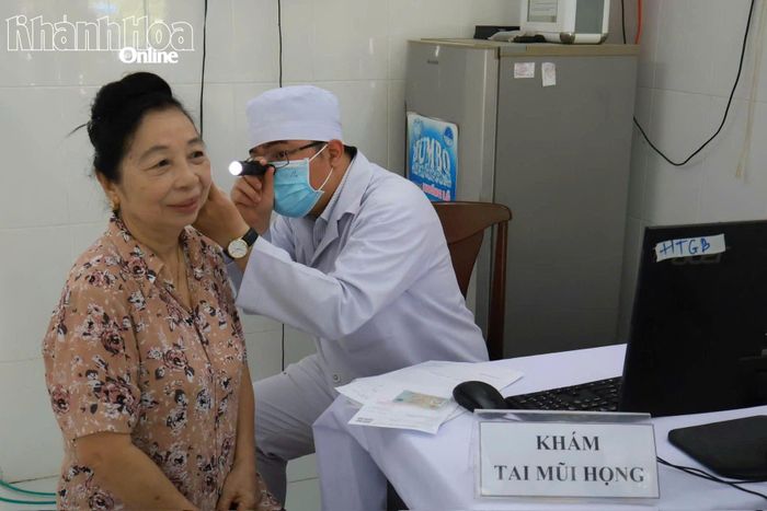Bác sĩ Bệnh viện Đa khoa Ninh Thuận khám các bệnh về tai cho người dân.