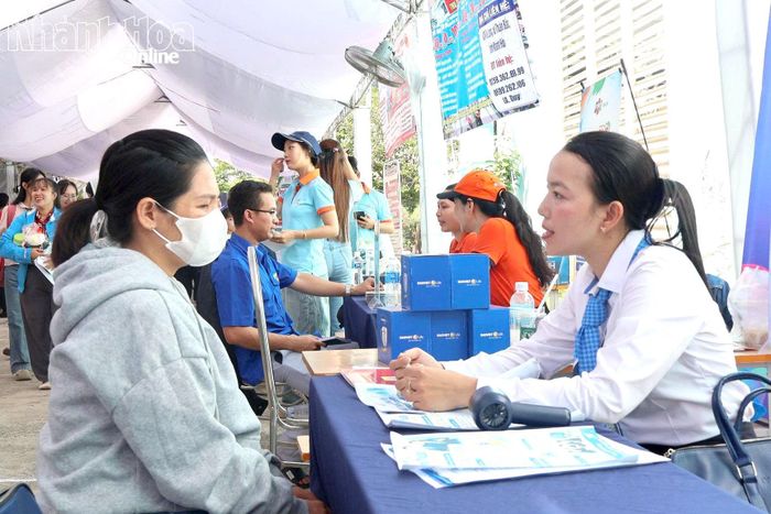Thông qua các phiên giao dịch, ngày hội việc làm giúp người lao động và doanh nghiệp gặp trực tiếp để trao đổi, phỏng vấn tuyển dụng.