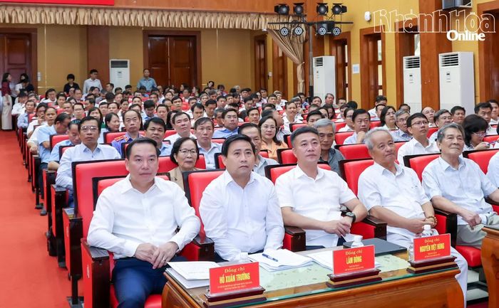 Các đồng chí: Hồ Xuân Trường, Lâm Đông, Nguyễn Việt Hùng và các đại biểu tham dự hội nghị tại điểm cầu tỉnh Khánh Hòa.