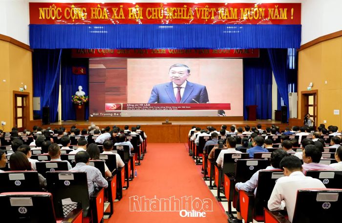Các đại biểu tại điểm cầu tỉnh Khánh Hòa theo dõi Tổng Bí thư, Chủ tịch nước Tô Lâm phát biểu chỉ đạo.