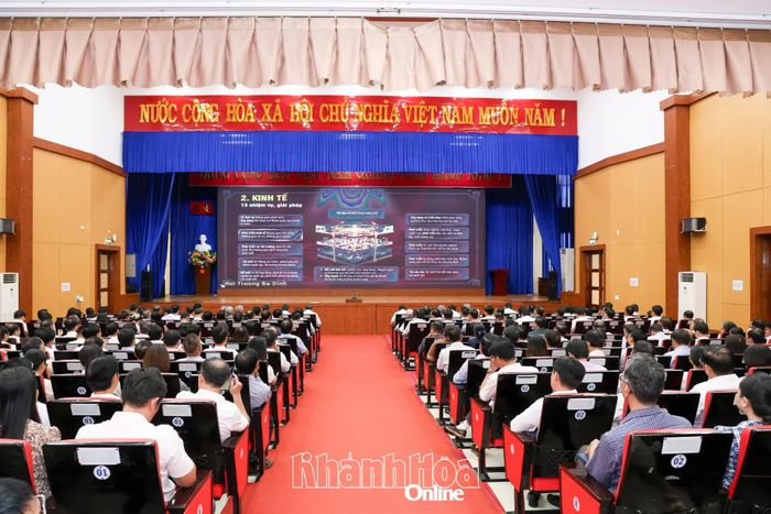 Quang cảnh tại điểm cầu tỉnh Khánh Hòa.