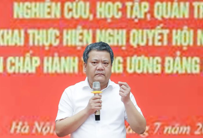 Đồng chí Bí thư Tỉnh ủy Trần Phong phát biểu quán triệt sau hội nghị.