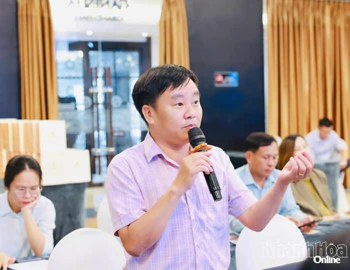 Nhà báo đặt câu hỏi về việc liên kết phát triển du lịch giữa Khánh Hòa và Quảng Trị thông qua đường bay Đồng Hới - Cam Ranh. 