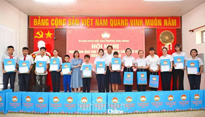 Lãnh đạo Ủy ban MTTQ Việt Nam phường và đại diện công ty trao quà cho các học sinh.