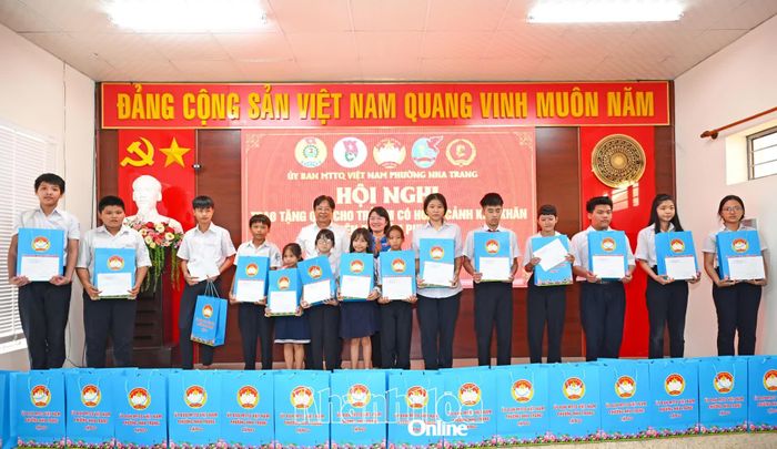 Các học sinh có hoàn cảnh khó khăn nhận quà tặng.