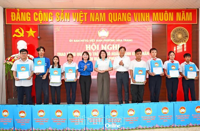 Các học sinh có hoàn cảnh khó khăn nhận quà tặng.