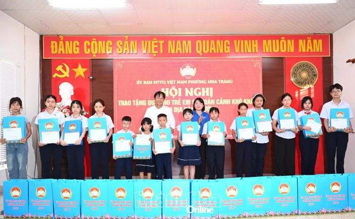 Các học sinh có hoàn cảnh khó khăn nhận quà tặng.