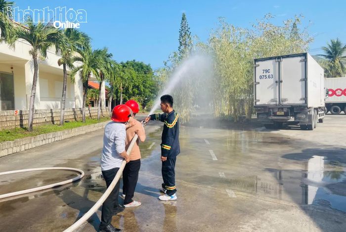 Chiến sĩ chữa cháy hướng dẫn kỹ năng sử dụng lăng chữa cháy để dập lửa cho các đội viên.
