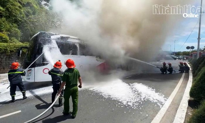 Các chiến sĩ chữa cháy nỗ lực dập lửa tại hiện trường.
