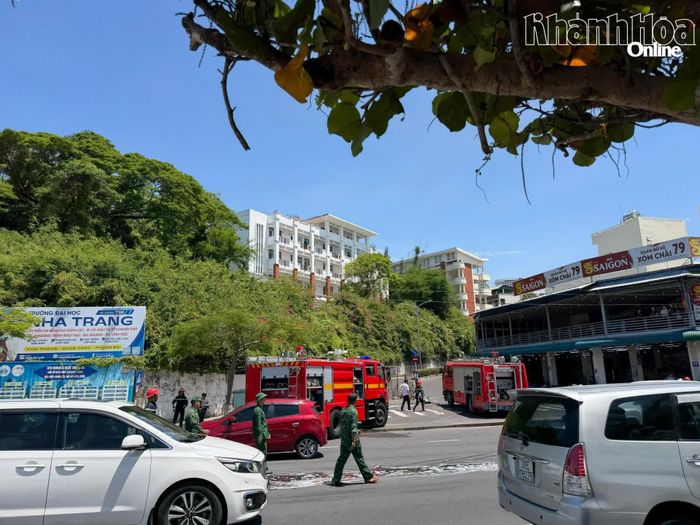 Nhiều phương tiện chữa cháy được điều động tới hiện trường.