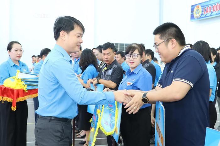 Ông Bùi Hoài Nam trao cờ lưu niệm cho các đội tham gia hội thao.