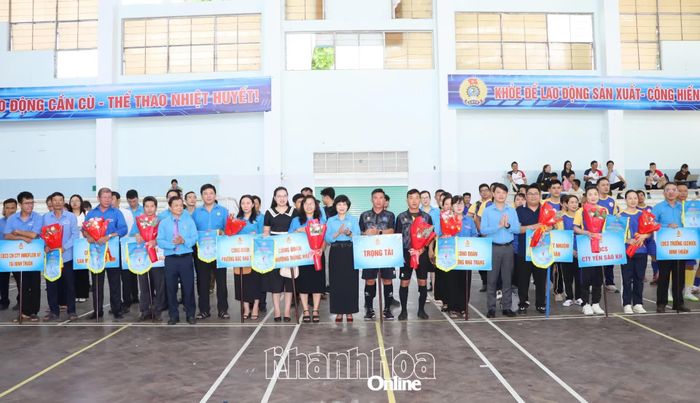 Các đại biểu tặng hoa, cờ lưu niệm cho các đội tham gia hội thao.