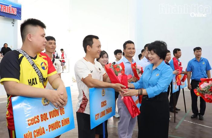 Bà Trần Thị Hương - Phó Chủ tịch Liên đoàn Lao động tỉnh tặng hoa cho các đội tham gia hội thao.