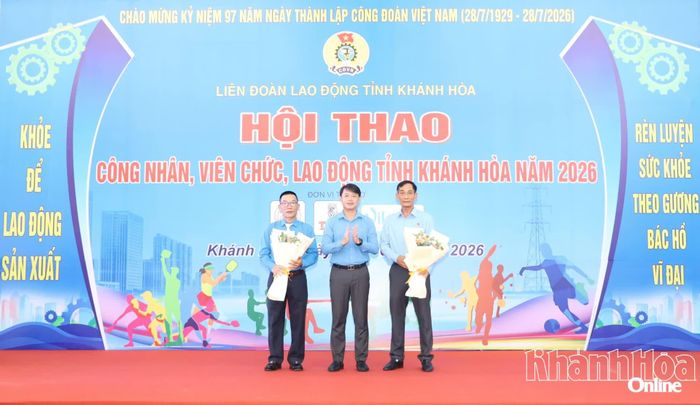 Ông Bùi Hoài Nam - Phó Chủ tịch Ủy ban MTTQ Việt Nam tỉnh, Chủ tịch Liên đoàn Lao động tỉnh tặng hoa cảm ơn các đơn vị tài trợ hội thao.