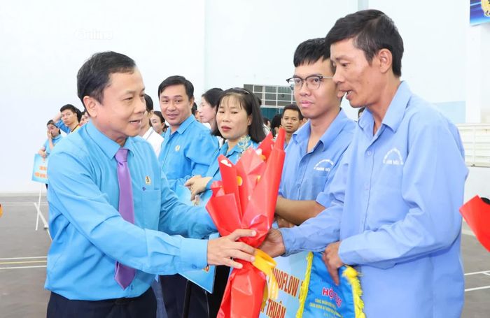 Ông Bùi Đăng Thành - Phó Chủ tịch Liên đoàn Lao động tỉnh tặng hoa chúc mừng các đội tham gia hội thao.
