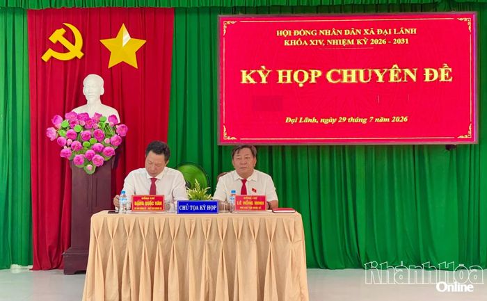 Các vị chủ trì kỳ họp.