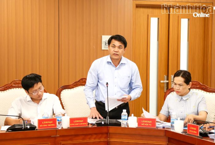 Lãnh đạo Sở Nông nghiệp và Môi trường phát biểu làm rõ một số nội dung tại phiên họp.