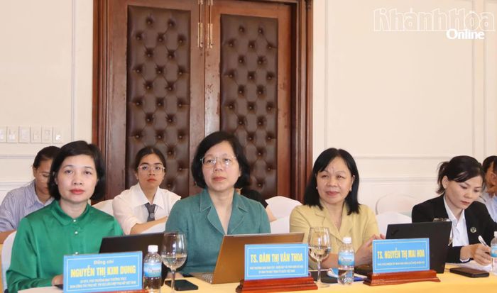 Tiến sĩ Nguyễn Thị Mai Hoa và Tiến sĩ Đàm Thị Vân Thoa cùng các đại biểu tham dự hội nghị.