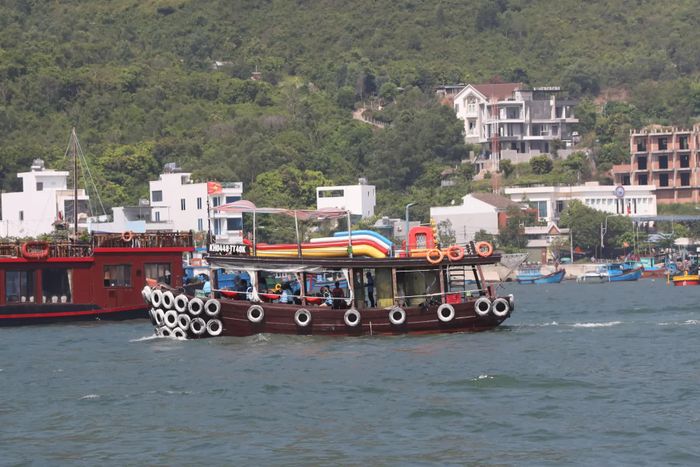 Tàu chở khách du lịch tham quan vịnh Nha Trang
