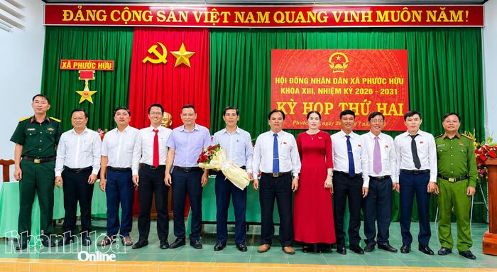 Lãnh đạo xã Phước Hữu và các đại biểu tặng hoa chúc mừng ông Phan Ngọc Thành.
