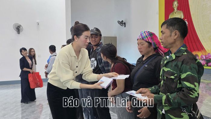 Á hậu Lệ Hằng trao tiền hỗ trợ và nhu yếu phẩm đến tận tay người dân, mong muốn sẻ chia khó khăn, giúp bà con sớm ổn định cuộc sống.