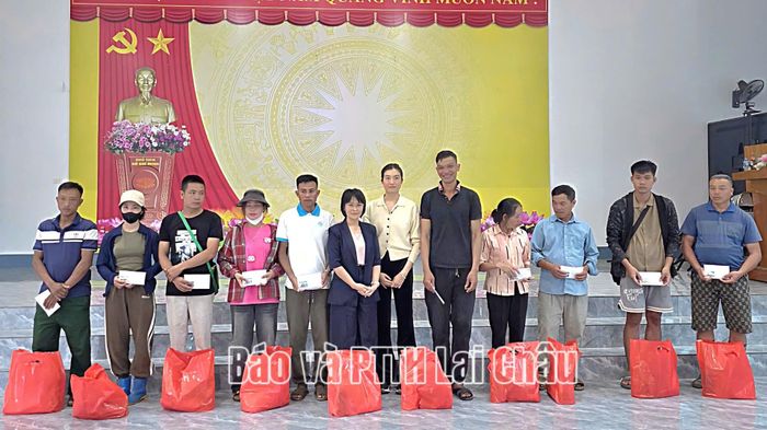 Á hậu Lệ Hằng và đoàn thiện nguyện trao quà cho hộ bị ảnh hưởng bởi thiên tai ở xã Mường Than.