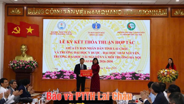 Trường Đại học Tài nguyên và Môi trường Hà Nội hỗ trợ nhân dân tỉnh Lai Châu khắc phục hậu quả thiên tai.