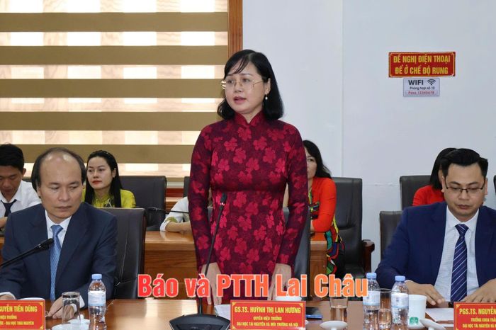 Giáo sư, Tiến sĩ Huỳnh Thị Lan Hương – Quyền Hiệu trưởng Trường Đại học Tài nguyên và Môi trường Hà Nội phát biểu tại buổi lễ.