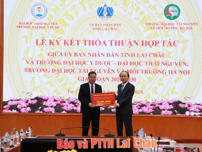 Trường Đại học Y Dược (Đại học Thái Nguyên) hỗ trợ nhân dân tỉnh Lai Châu khắc phục hậu quả thiên tai.