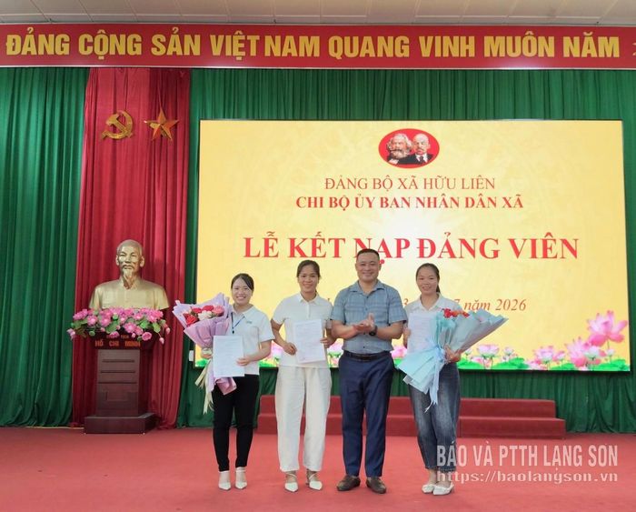 Bí thư Chi bộ UBND xã Hữu Liên trao quyết định kết nạp đảng viên mới cho các quần chúng ưu tú