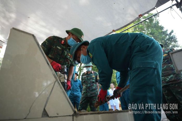 Các lực lượng chức năng tiến hành mở mộ, khai quật để lấy mẫu sinh phẩm