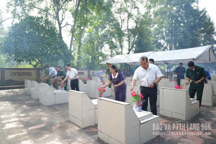 Các đại biểu dâng hương tại các phần mộ Liệt sĩ