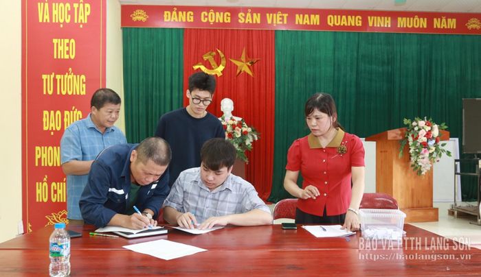 Cán bộ phòng chuyên môn của UBND phường Đông Kinh hướng dẫn người dân thực hiện thủ tục bốc thăm nhận đất tái định cư