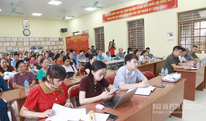 Các đại biểu và người dân dự buổi làm việc