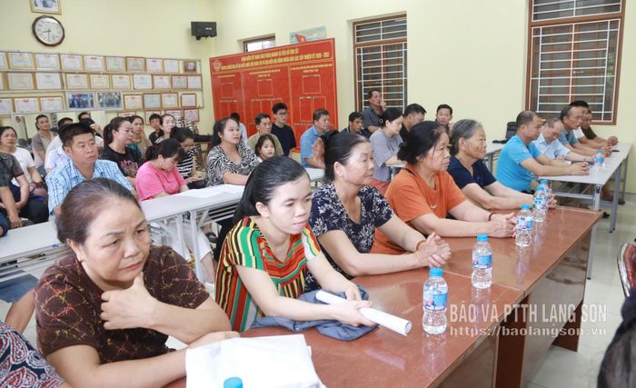 Người dân tham dự buổi làm việc