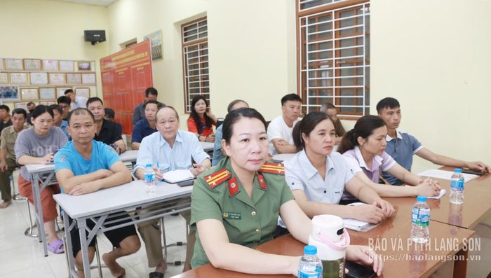 Các đại biểu và người dân dự buổi làm việc