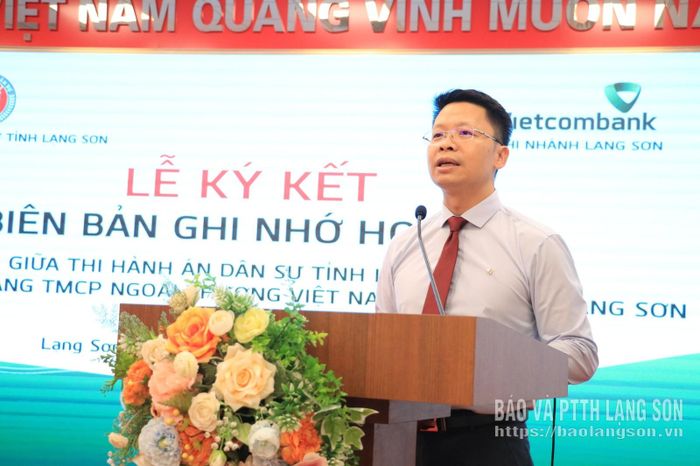 Lãnh đạo Vietcombank Chi nhánh Lạng Sơn thông qua nội dung biên bản ghi nhớ hợp tác