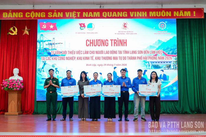 Ban Tổ chức trao biểu trưng hỗ trợ gạo đến đại diện các hộ dân có hoàn cảnh khó khăn trên địa bàn