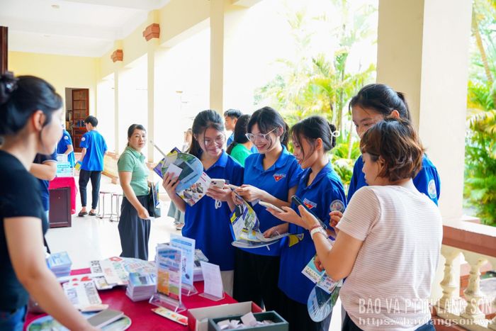 Đoàn viên thanh niên được tư vấn tuyển dụng tại chương trình