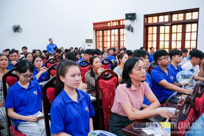 Đông đảo đoàn viên thanh niên, người lao động tham gia chương trình tư vấn
