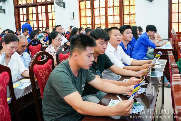  Đoàn viên thanh niên, người lao động tham khảo tờ rơi tuyển dụng